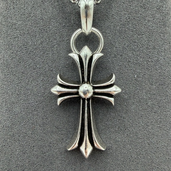 Gothic Cross & Small Chain - Picture 2 of 8